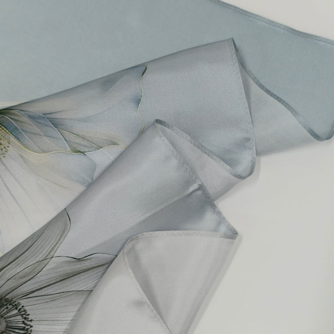Signature Silketørklæde | Blue Magnolia | 55x175 cm