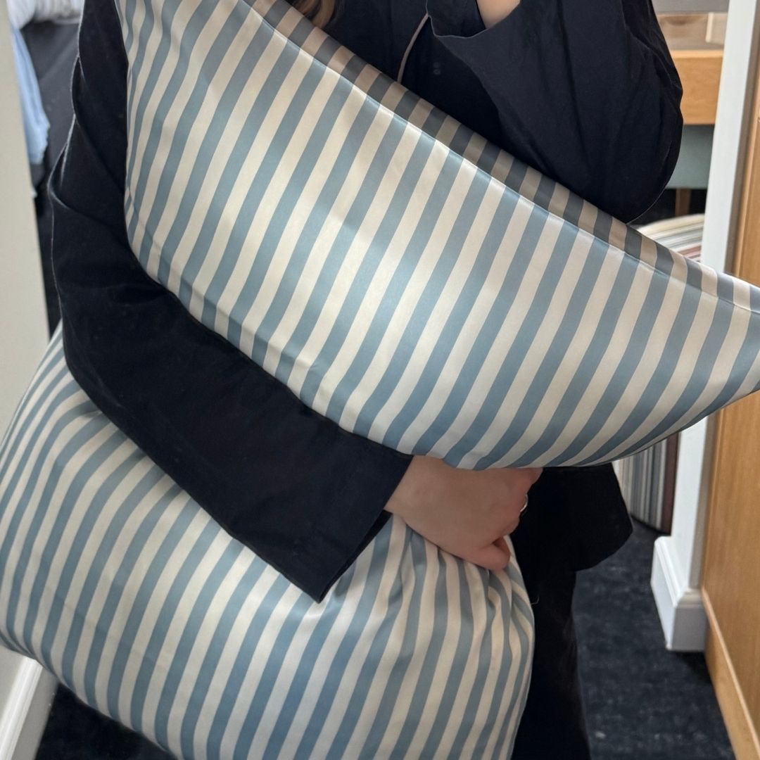 SILK KISSENBEZUG - HELLBLAUE STREIFEN