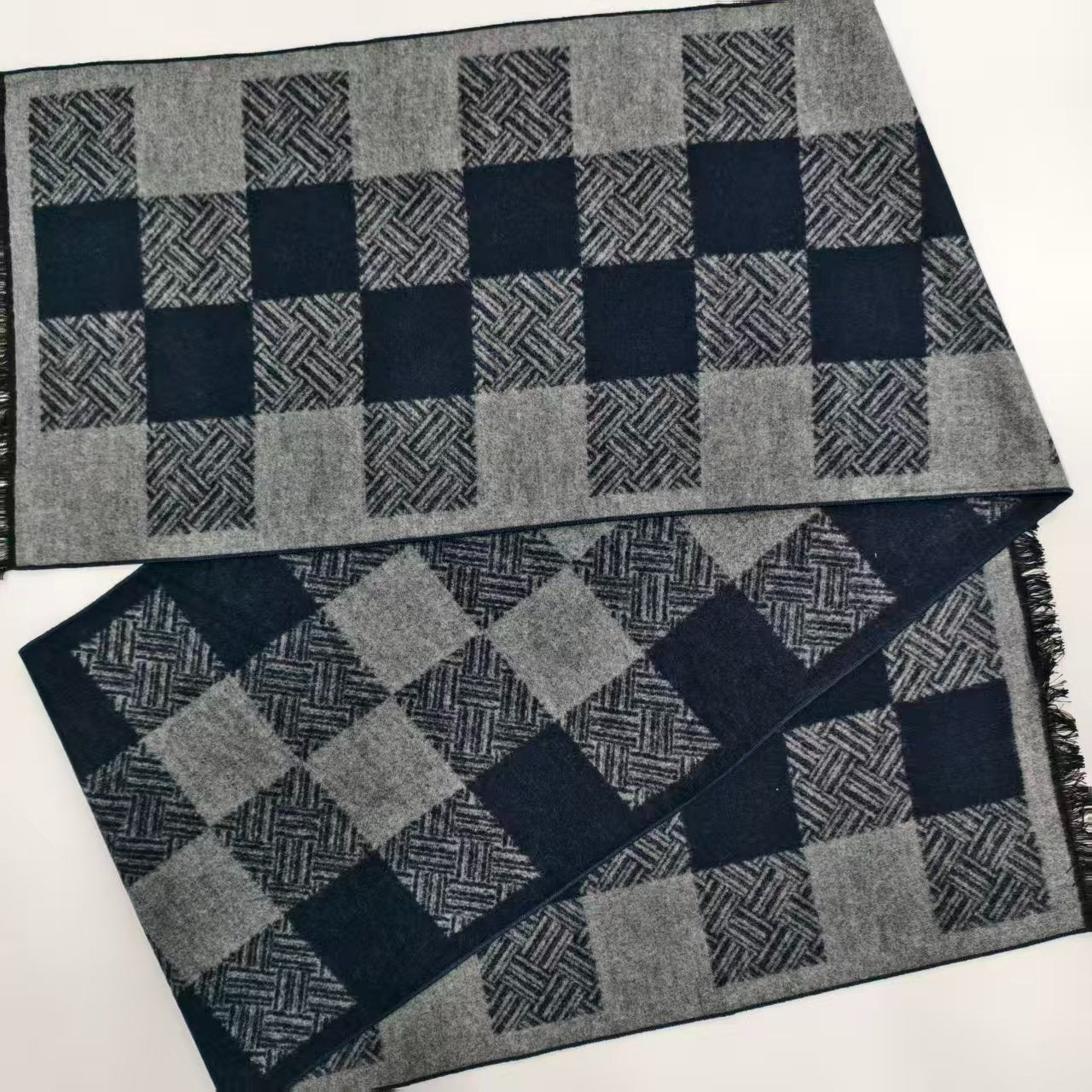 Harjattu silkkihuivi – 100 % Mulperisilkki | Syvän sininen mosaiikki