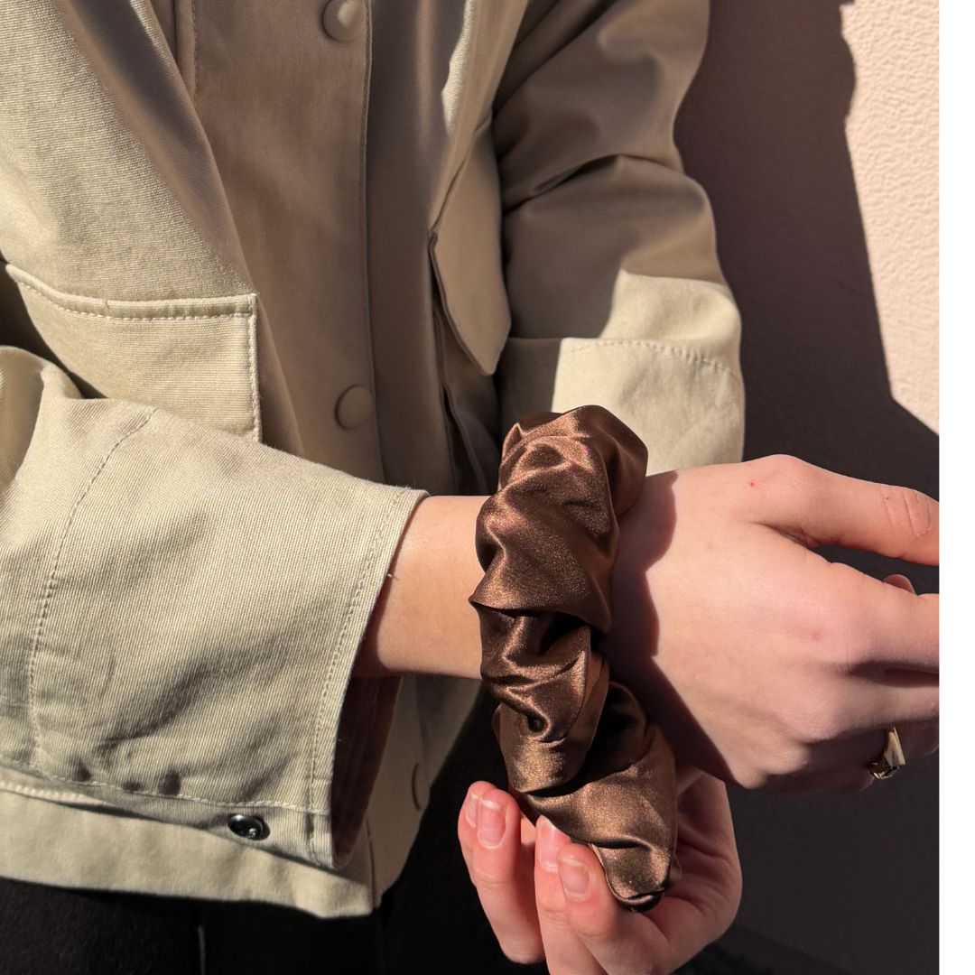 ZIJDE SCRUNCHIE GROOT - CHOCOLADE