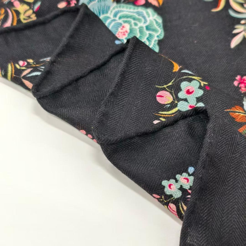 SilkkiVilla-huivi – 70 % villaa / 30 % Mulberry-silkkiä | Keskiyön kasvitieteellinen