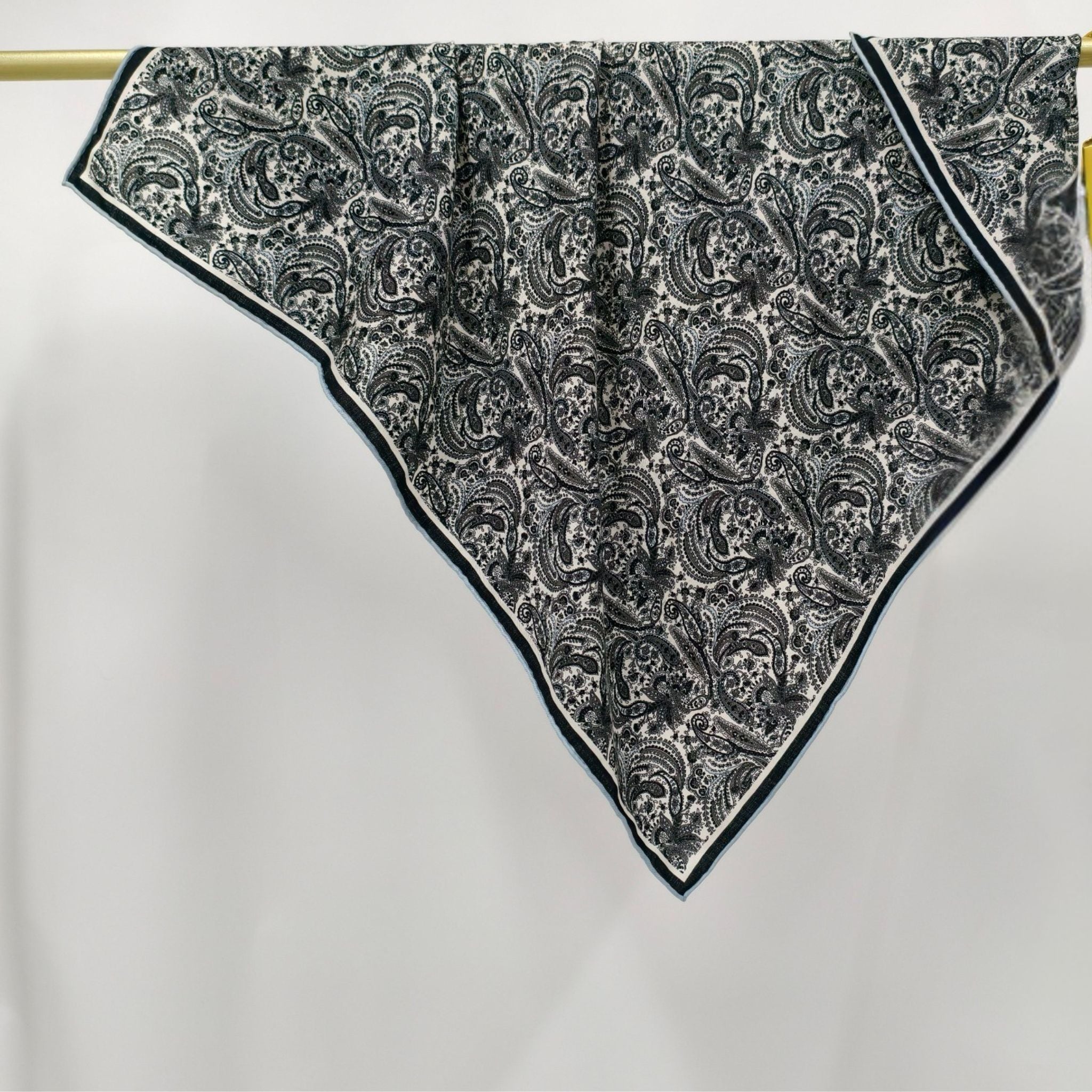 Silkkihuivi - Siniset raidat | 68 CM