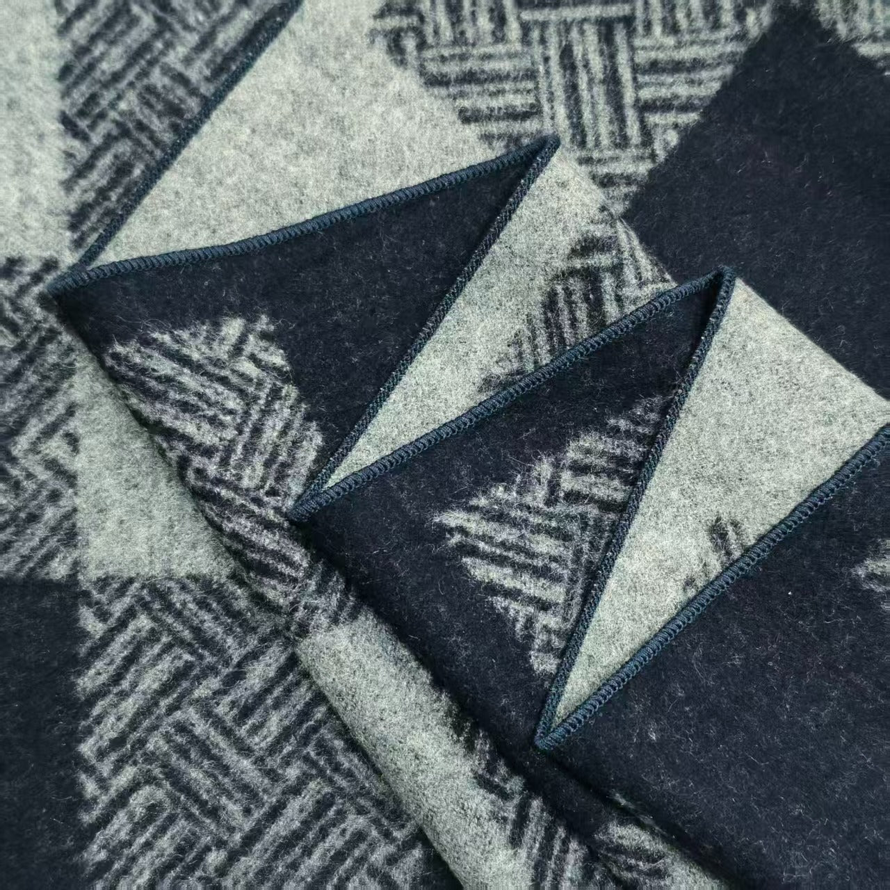 Harjattu silkkihuivi – 100 % Mulperisilkki | Syvän sininen mosaiikki